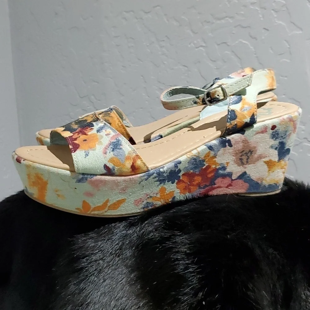 FLORAL ROLLERCOASTERS PLATFORM CHUNKY SANDALS SIZE 7.5 ROMANTIC DAINTY